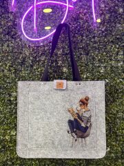 Kahve İçen Kız Baskılı Keçe Çanta